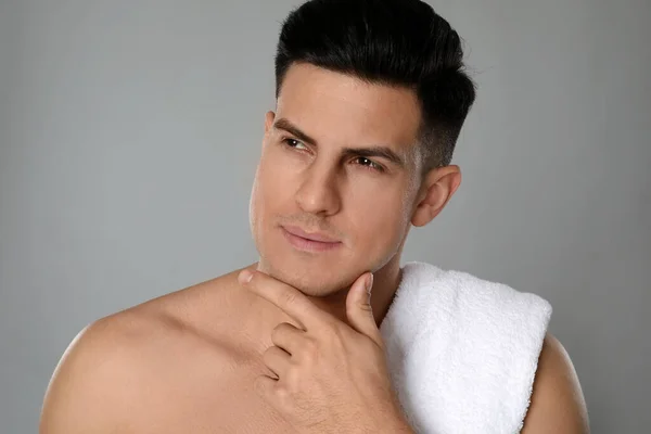 Handsome Man Shaving Grey Background — Stock Photo, Image