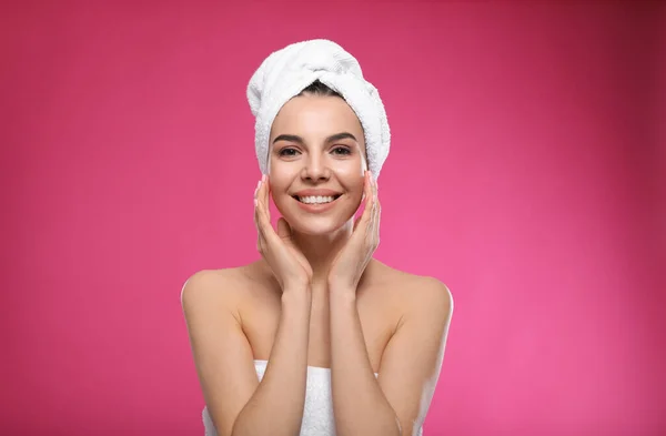 Szczęśliwa Młoda Kobieta Ręcznikiem Głowie Różowym Tle Mycie Włosów — Zdjęcie stockowe
