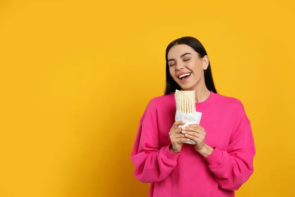 Junge Frau Isst Köstliche Shawarma Auf Gelbem Hintergrund Raum Für — Stockfoto