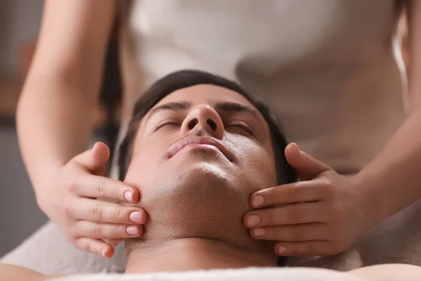 Hombre Recibiendo Masaje Facial Salón Belleza Primer Plano — Foto de Stock