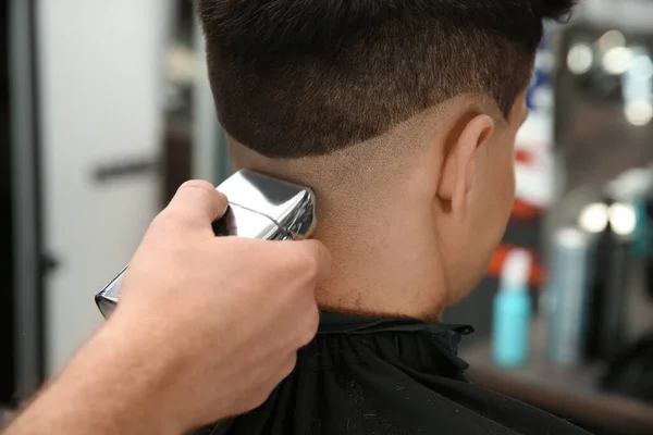 Barbiere Professionista Che Taglio Capelli Elegante Nel Salone Primo Piano — Foto Stock