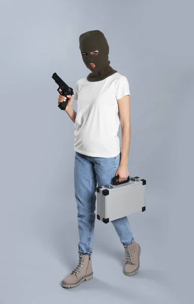 Mulher Vestindo Balaclava Malha Com Arma Pasta Metal Fundo Cinza — Fotografia de Stock