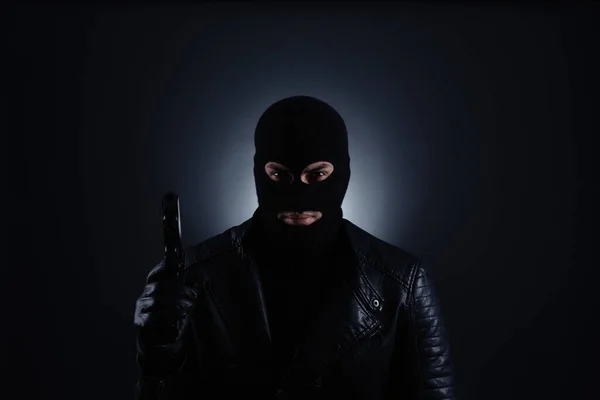 Man Bär Stickad Balaclava Med Pistol Svart Bakgrund — Stockfoto