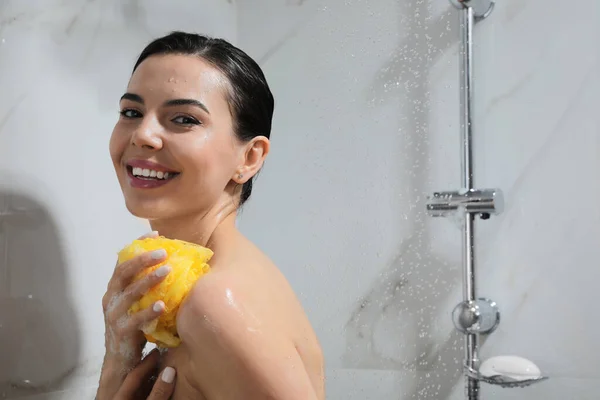 Jeune Femme Avec Pouf Mesh Prenant Une Douche Maison Espace — Photo