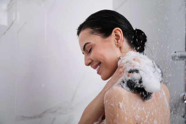 Pouf Olan Genç Bir Kadın Evde Duş Alıyor Metin Için — Stok fotoğraf