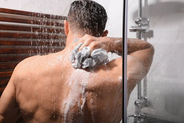 Homem Com Pufe Malha Tomando Banho Casa Vista Traseira — Fotografia de Stock