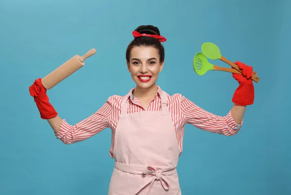 Jovem Dona Casa Com Utensílios Cozinha Fundo Azul Claro — Fotografia de Stock