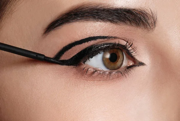 Schöne Frau Die Schwarzen Eyeliner Aufträgt Nahaufnahme — Stockfoto