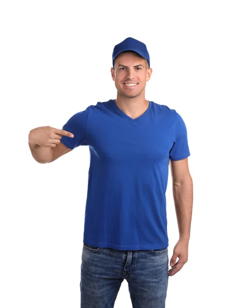 白い背景に青い帽子とTシャツの幸せな男 デザインのためのモックアップ — ストック写真