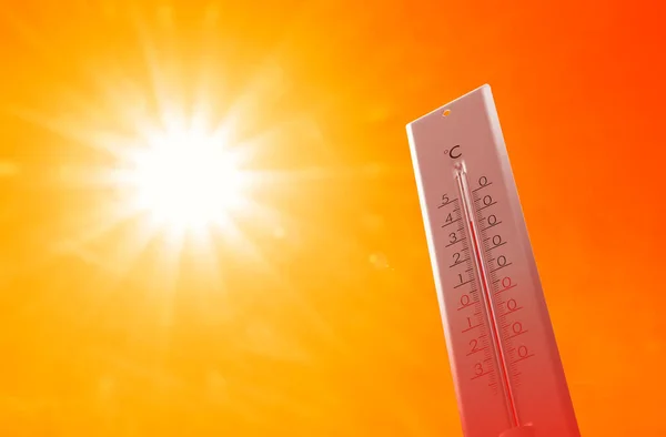 Weerthermometer Met Hoge Temperatuur Buiten Warme Zonnige Dag Waarschuwing Hitteberoerte — Stockfoto