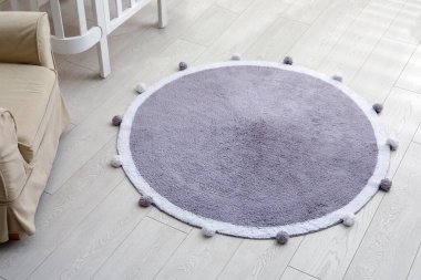 Odadaki yumuşak halı çok şık.