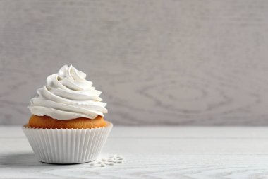 Beyaz ahşap masadaki kremalı lezzetli kek. Metin için boşluk