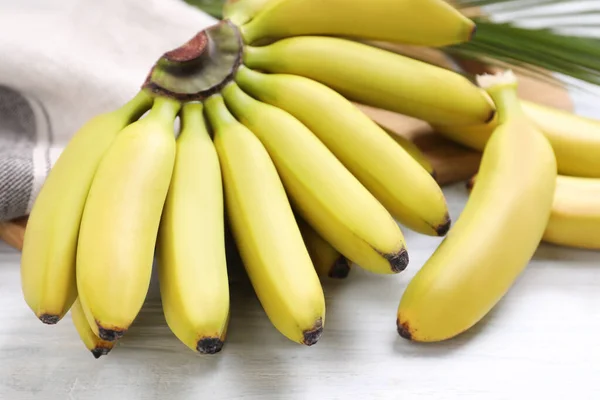 Saboroso Maduro Bebê Bananas Mesa Madeira Branca Close — Fotografia de Stock