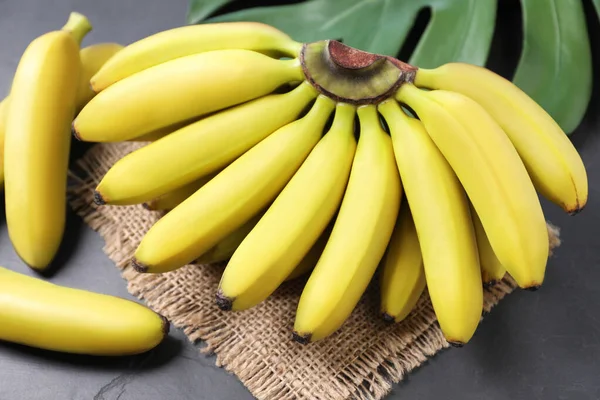 Saboroso Maduro Bebê Bananas Mesa Escura — Fotografia de Stock