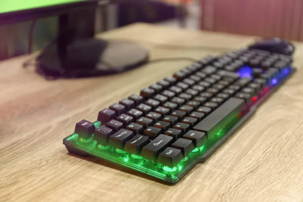 Teclado Rgb Moderno Mesa Madera Interiores Primer Plano —  Fotos de Stock