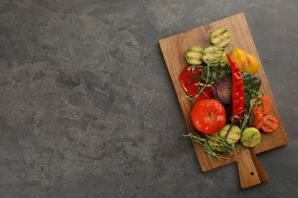 Tablero Madera Con Deliciosas Verduras Parrilla Mesa Gris Vista Superior —  Fotos de Stock