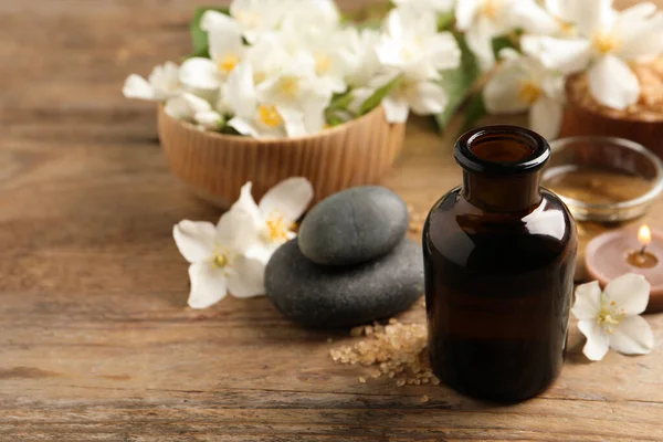 Bela Composição Com Óleo Essencial Jasmim Flores Frescas Mesa Madeira — Fotografia de Stock