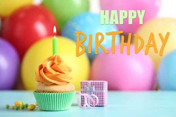 Gelukkige Verjaardag Heerlijke Cupcake Met Brandende Kaars Cadeau Lichtblauwe Houten — Stockfoto