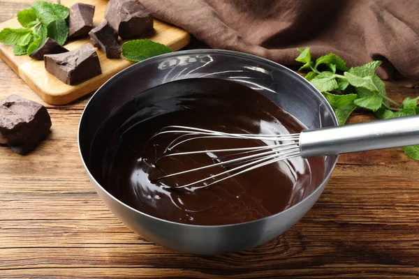 Νόστιμη Κρέμα Σοκολάτας Και Σύρμα Μπολ Ξύλινο Τραπέζι Closeup — Φωτογραφία Αρχείου