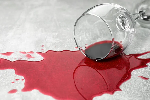 Overturned Glass Red Wine Spill Grey Table Closeup — Stock Photo, Image