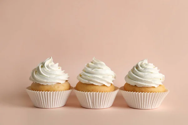Deliciosos Cupcakes Com Creme Branco Fundo Rosa — Fotografia de Stock