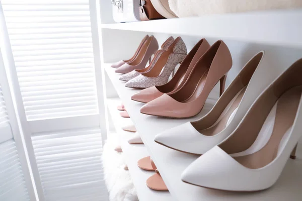 Sapatos Femininos Elegantes Diferentes Unidade Prateleira Camarim — Fotografia de Stock