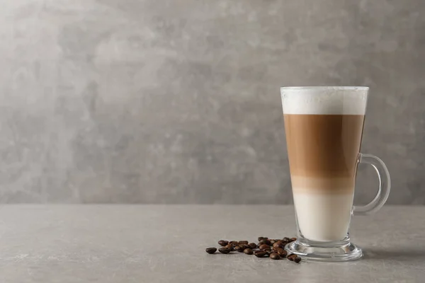 Glasschale Mit Köstlichem Geschichtetem Kaffee Und Bohnen Auf Grauem Tisch — Stockfoto