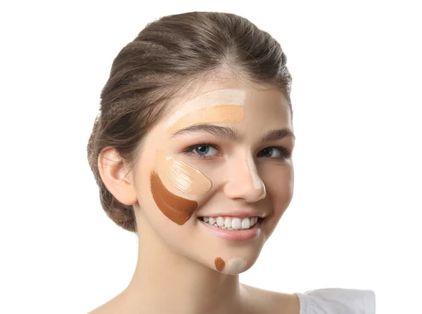 Mooi Meisje Witte Achtergrond Gebruik Van Concealer Foundation Voor Gezichtscontouren — Stockfoto