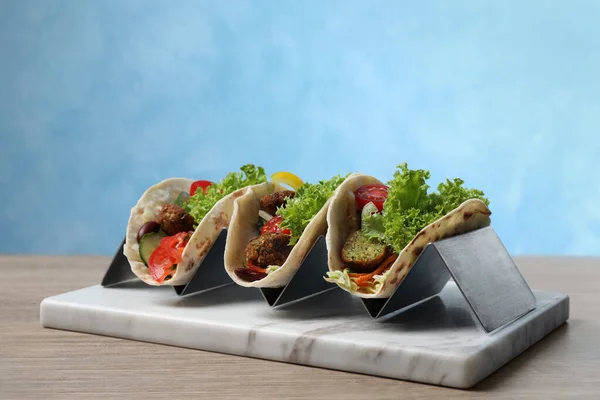 Νόστιμα Φρέσκα Vegan Tacos Σερβιρισμένα Ξύλινο Τραπέζι — Φωτογραφία Αρχείου