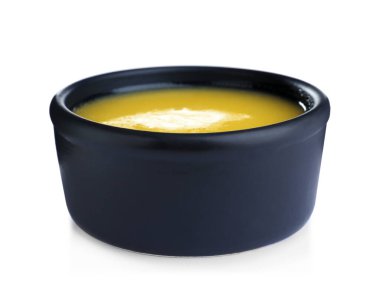 Bir kase Ghee yağı beyaza izole edilmiş.