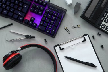 Gri masadaki modern RGB klavyeli düz kompozisyon