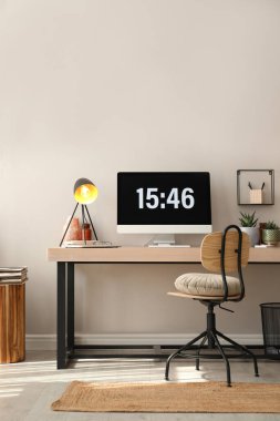 Rahat işyeri olan bir oda. Ahşap masadaki modern bilgisayar