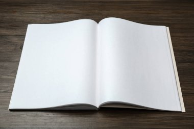 Tahta masadaki boş broşürü aç. Tasarım için model