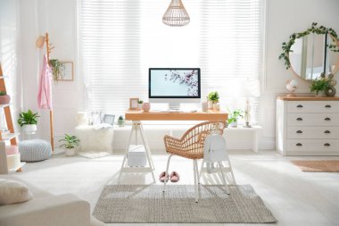 Konforlu iş yeri içerisine sahip şık bir ofis.