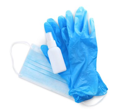 Koruyucu maske, tıbbi eldivenler ve beyaz arka planda antiseptik.