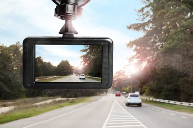 Modern gösterge paneli arabaya monte edilmiş, sürüş sırasında yol manzarası