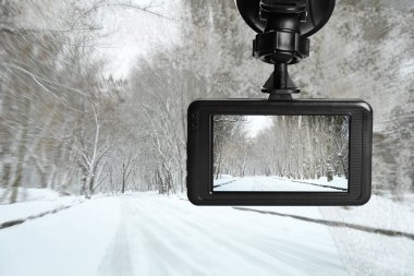 Modern gösterge paneli arabaya monte edilmiş, sürüş sırasında yol manzarası