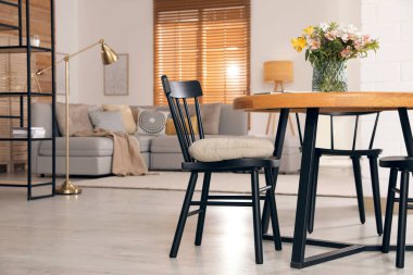 Masası ve rahat kanepesi olan geniş bir daire.