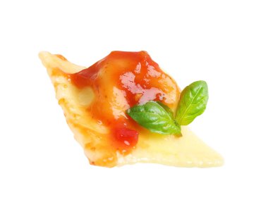 Beyaz üzerine domates soslu lezzetli ravioli.