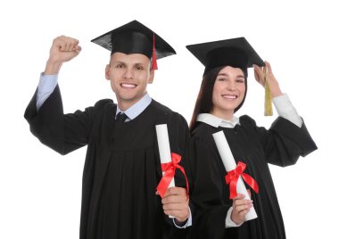 Beyaz arka planda diploması olan mutlu akademik öğrenciler
