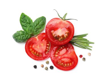 Taze yeşil fesleğen yaprakları, beyaz arka planda kesilmiş domatesli baharatlar, üst manzara.