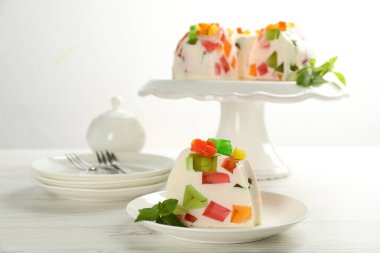 Lezzetli kırık cam jöle tatlı beyaz ahşap masa üzerinde, metin için yer