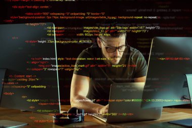 Geceleri modern ofiste çalışan programcı.