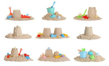 Plastik plaj oyuncakları kum yığınları üzerinde beyaz arka plan, kolaj. Açık hava oyunu