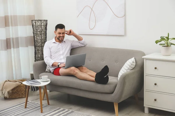 Empresário Vestindo Camisa Roupa Interior Durante Videochamada Casa — Fotografia de Stock