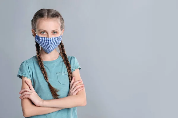 Chica Con Máscara Protectora Sobre Fondo Gris Espacio Para Texto — Foto de Stock