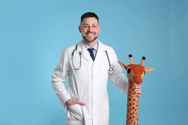 Pédiatre Avec Girafe Jouet Stéthoscope Sur Fond Bleu Clair — Photo