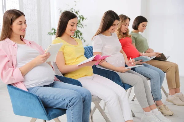 Hamile Bir Grup Kadın Evde Hamile Kalan Anneler Için Kurslarda — Stok fotoğraf