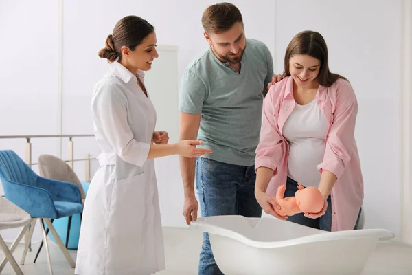 Homem Com Esposa Grávida Aprendendo Banhar Bebê Cursos Para Pais — Fotografia de Stock