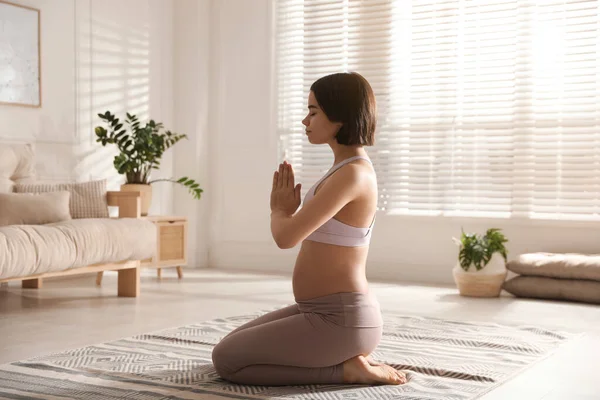 Femeie Însărcinată Care Practică Yoga Acasă — Fotografie, imagine de stoc